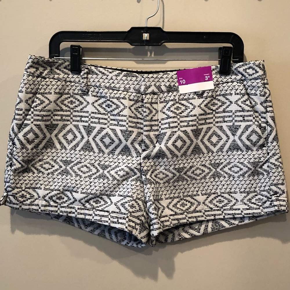 Black and white Aztec print shorts